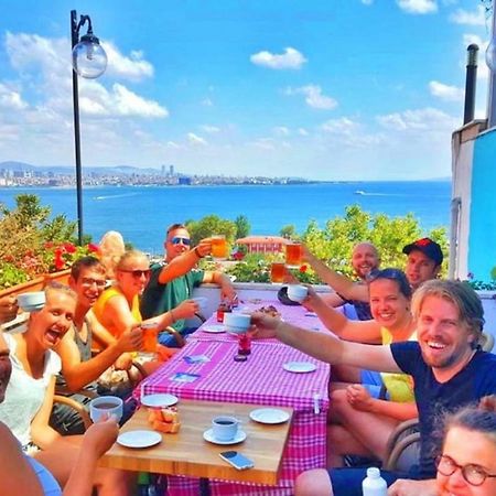 Cheers Vintage Hostel Istanbul Exterior photo A typical rooftop party
