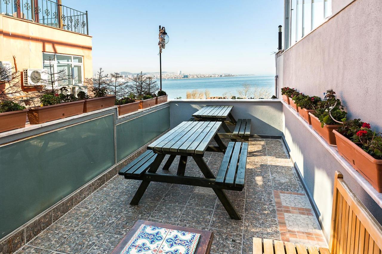Cheers Vintage Hostel Istanbul Exterior photo A balcony in Lisbon, Portugal