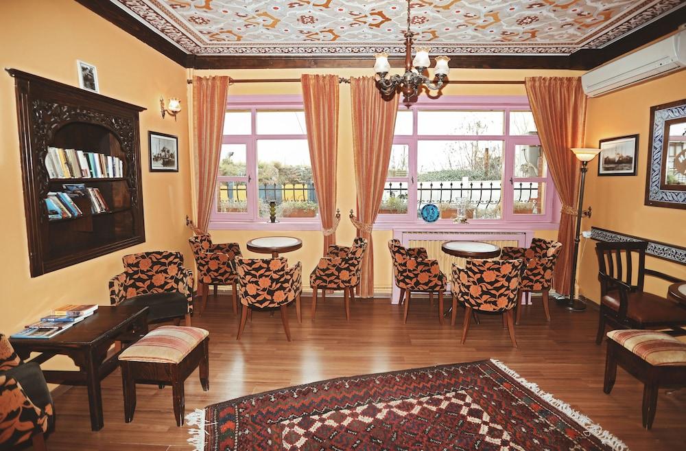 Cheers Vintage Hostel Istanbul Exterior photo Interior of the library