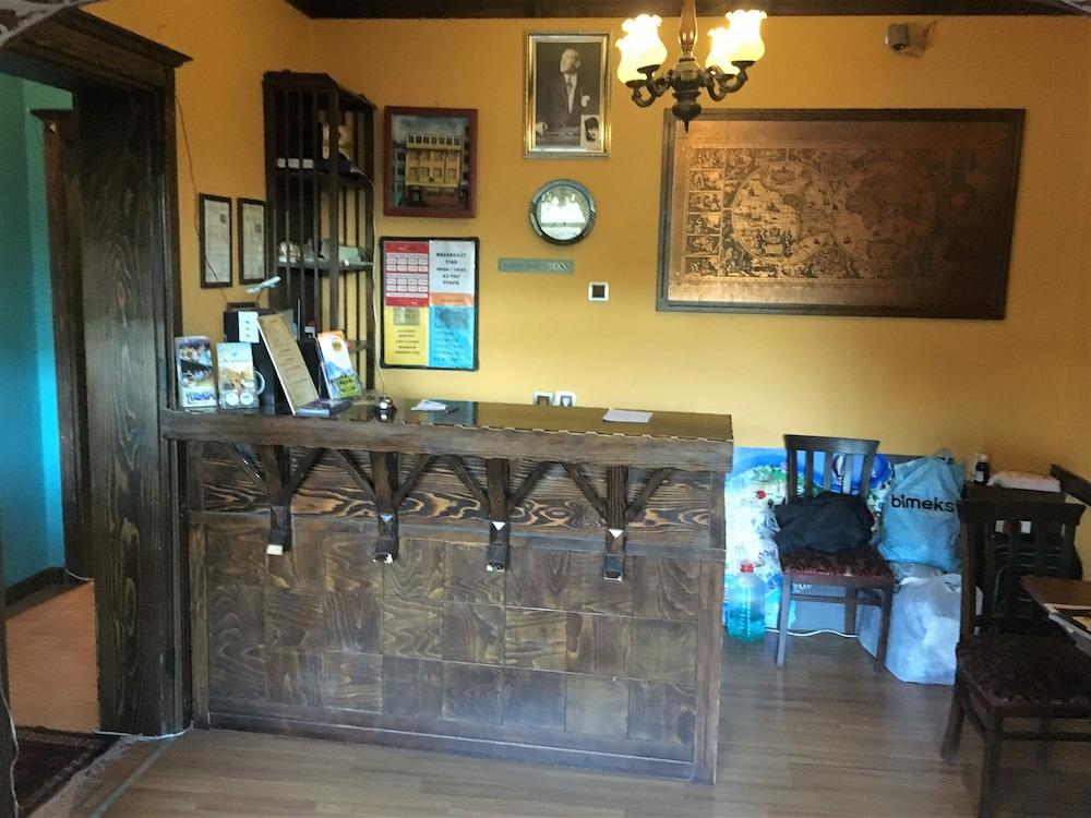 Cheers Vintage Hostel Istanbul Exterior photo The front desk at the station