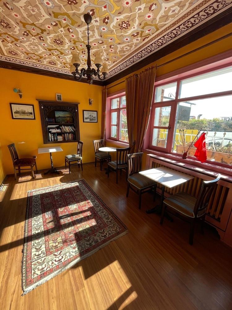 Cheers Vintage Hostel Istanbul Exterior photo The interior of the cafe