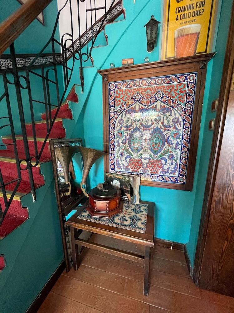Cheers Vintage Hostel Istanbul Exterior photo A view of the staircase