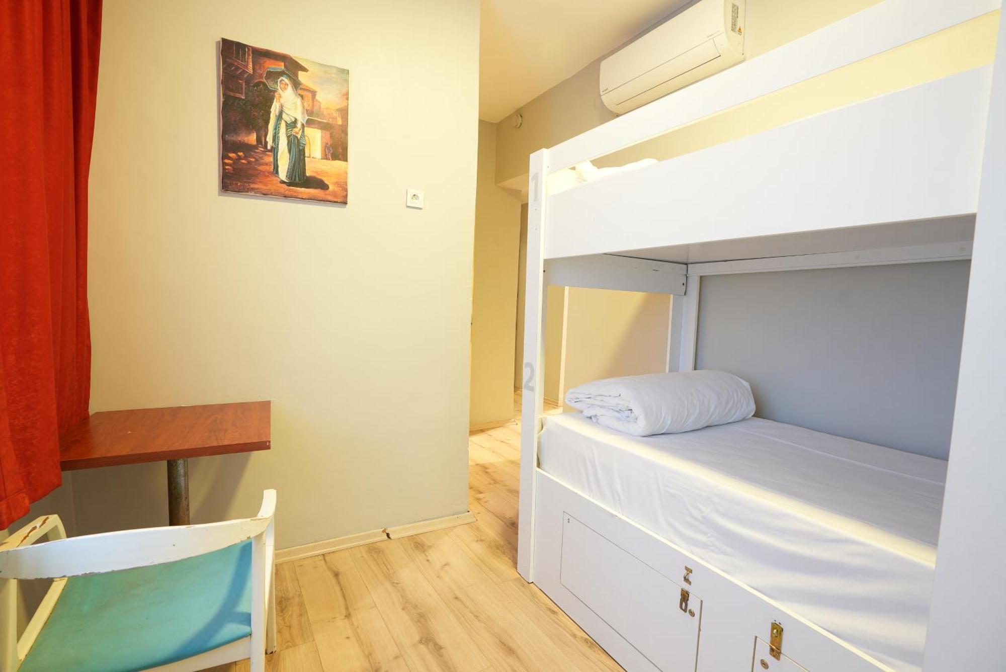 Cheers Vintage Hostel Istanbul Exterior photo Hostel room in Prague