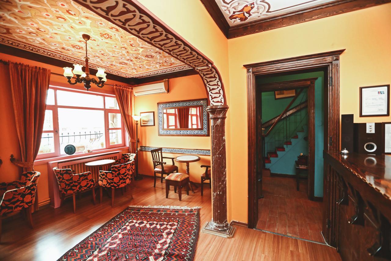 Cheers Vintage Hostel Istanbul Exterior photo Interior of the house