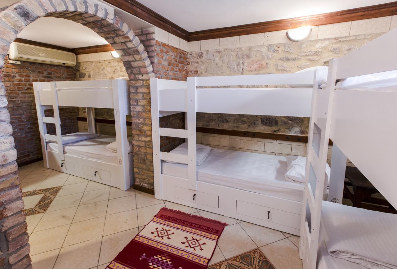 Cheers Vintage Hostel Istanbul Exterior photo Hostel room in the UK