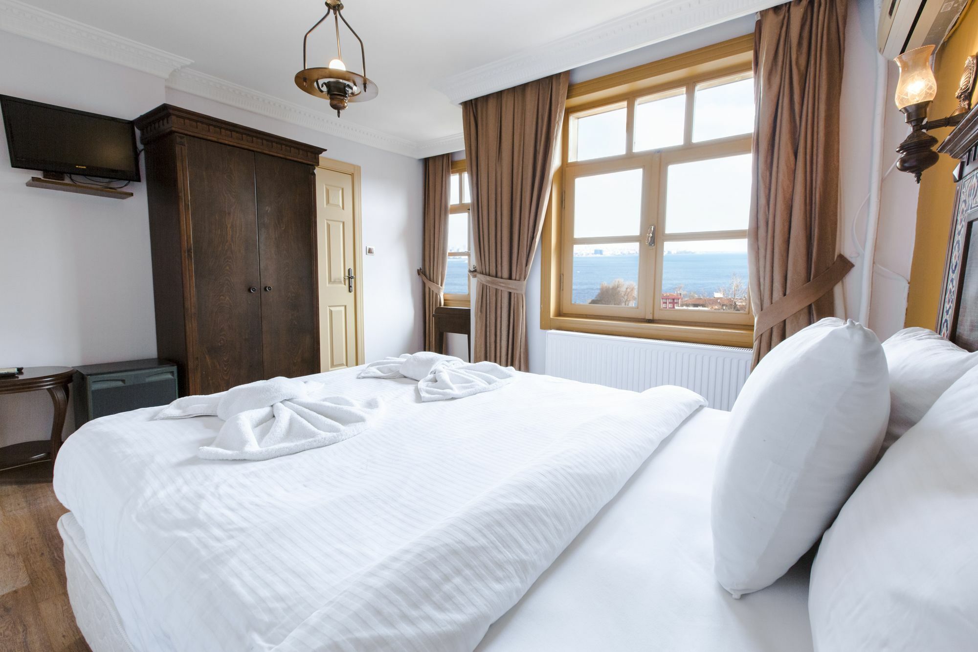 Cheers Vintage Hostel Istanbul Exterior photo A bedroom in a hotel