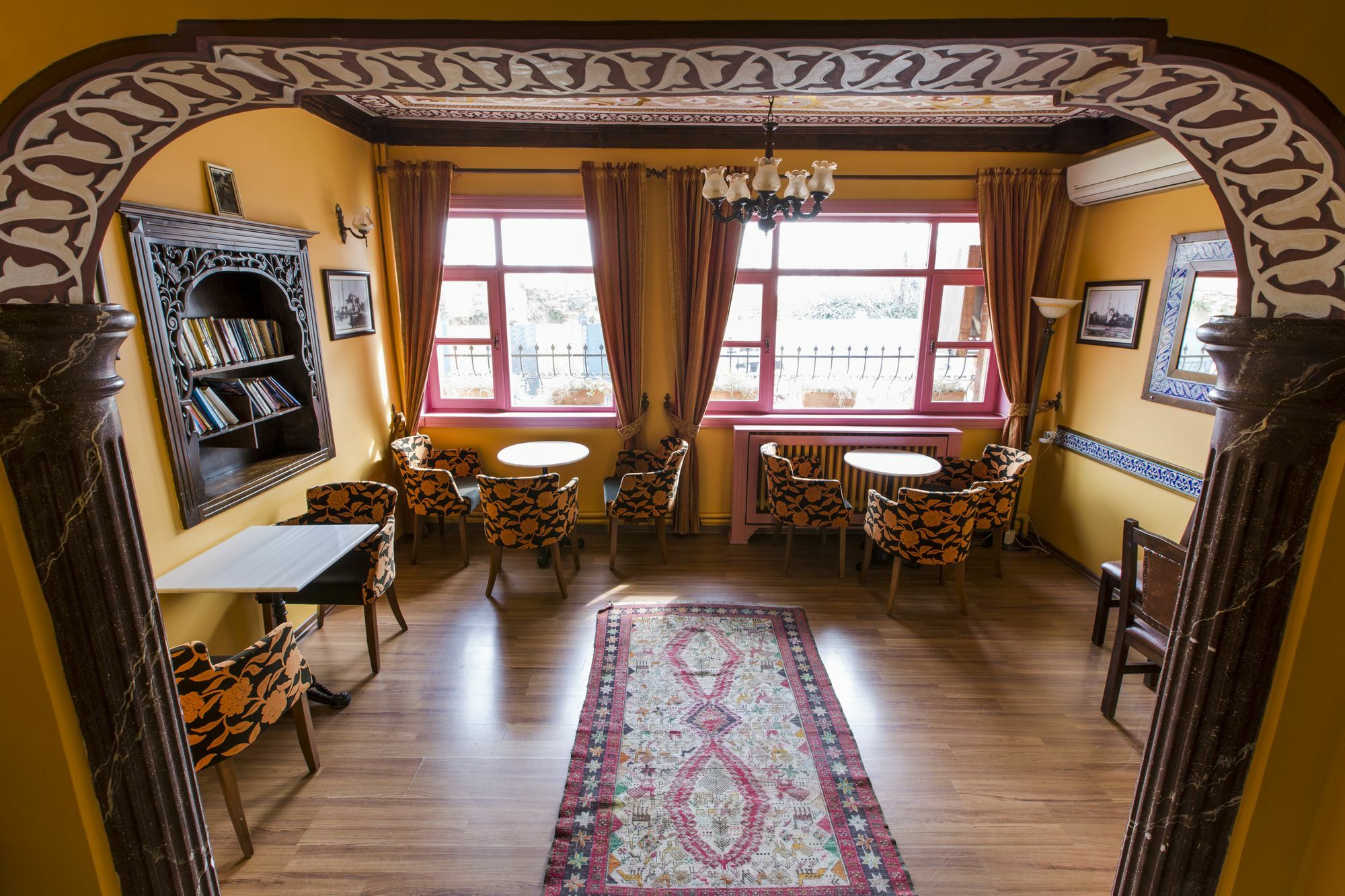 Cheers Vintage Hostel Istanbul Exterior photo Interior of the library